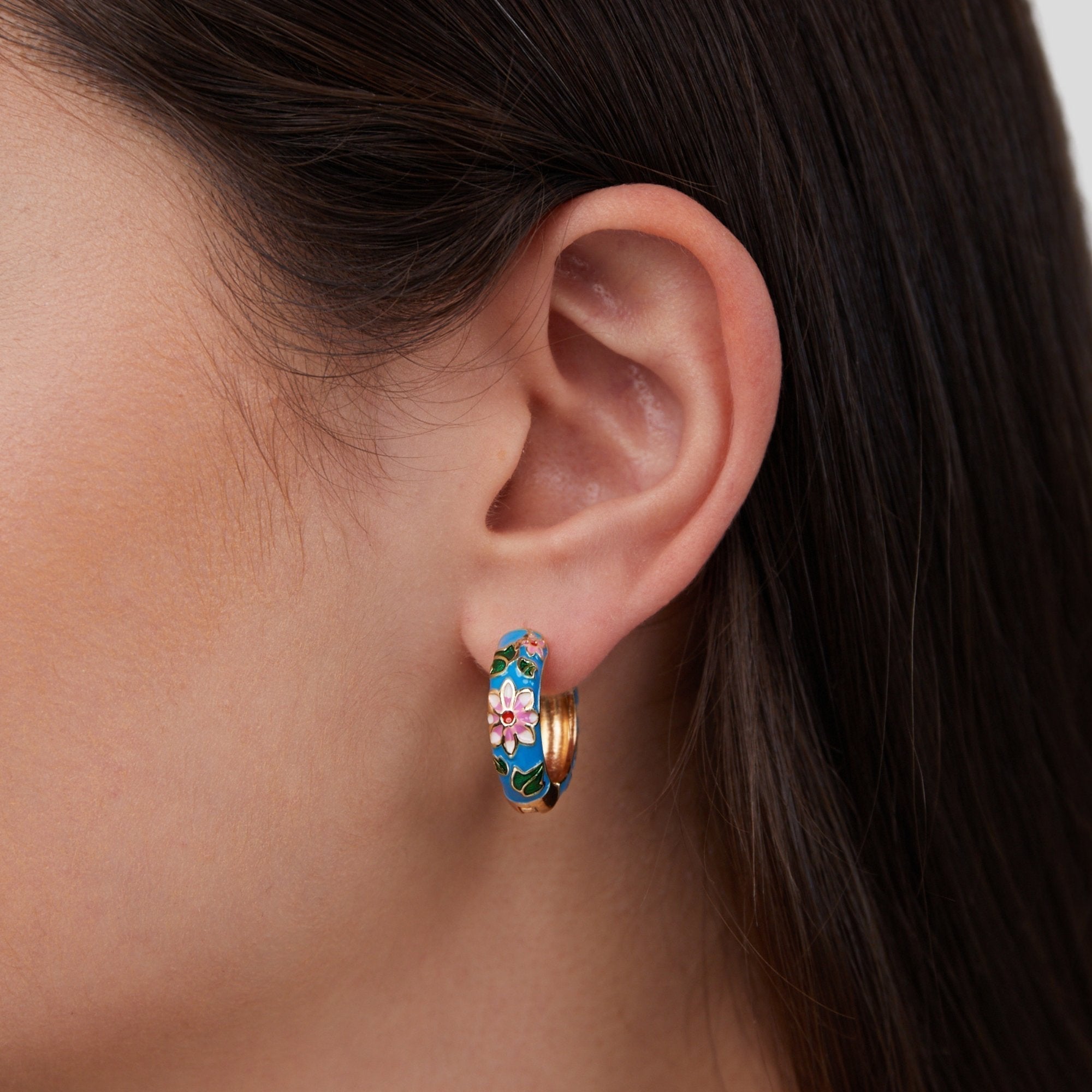 Pendientes de aro dorado con flor