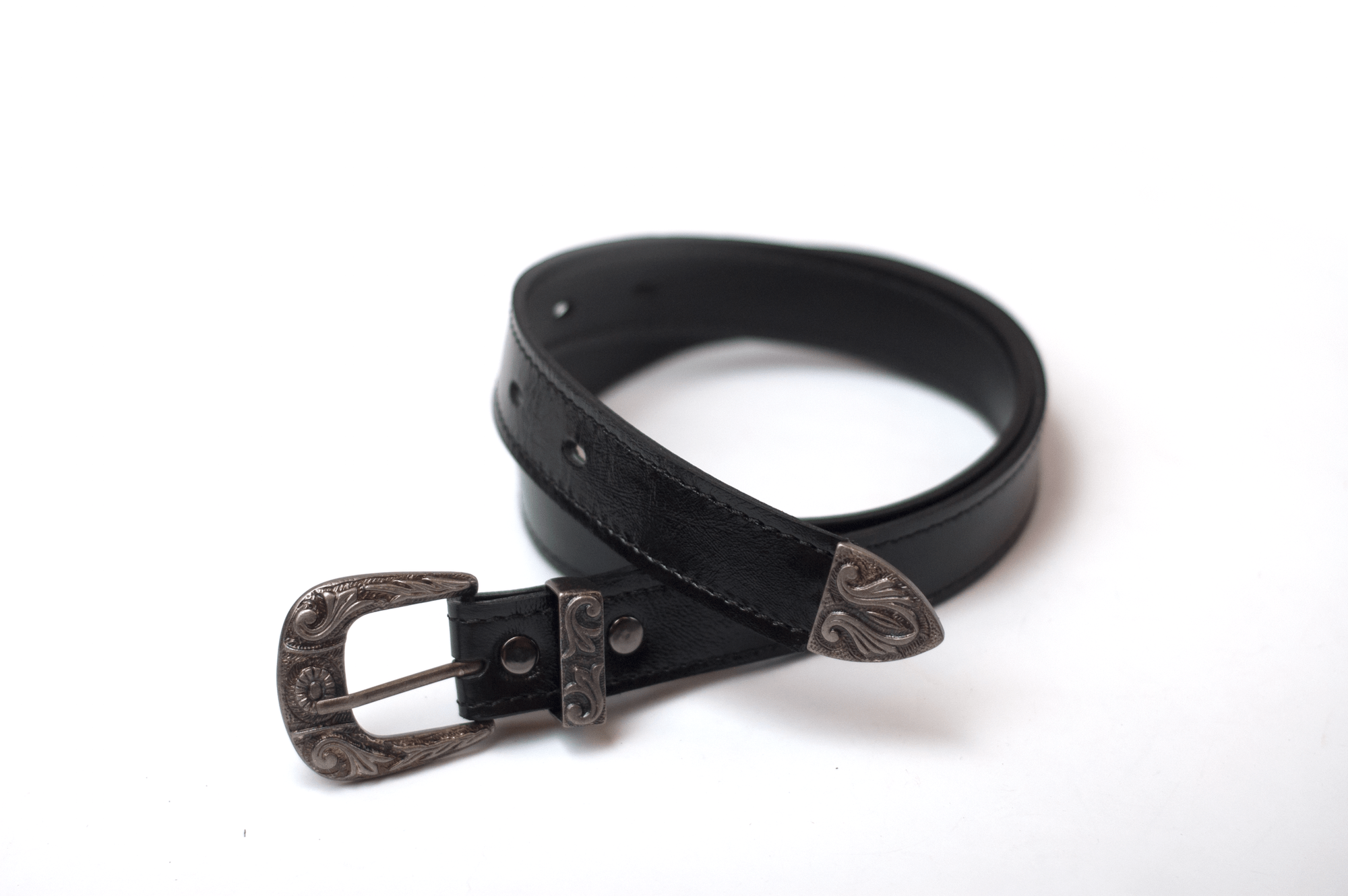 Cinturón de cuero negro brillante