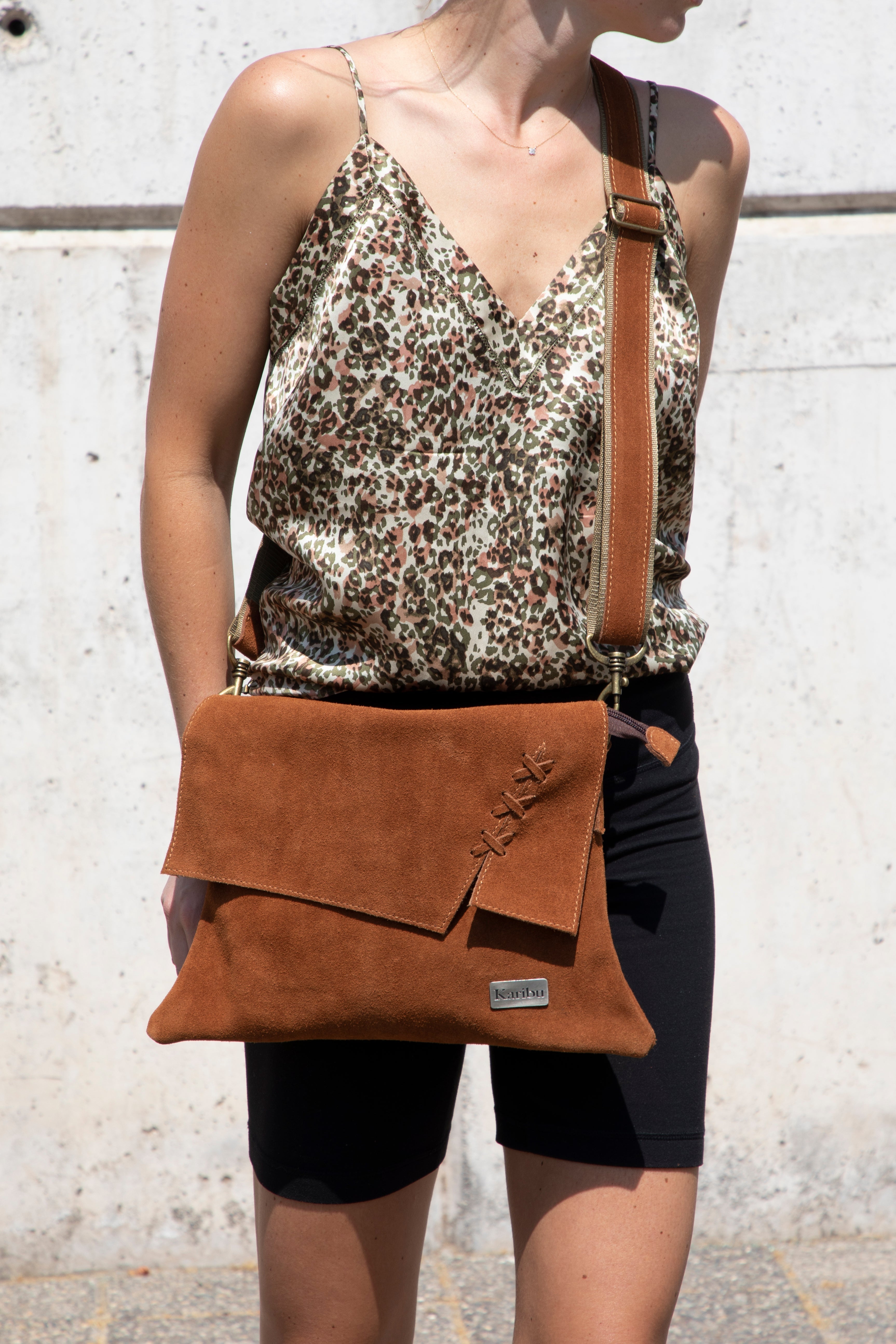 Cartera trenzada color caramelo