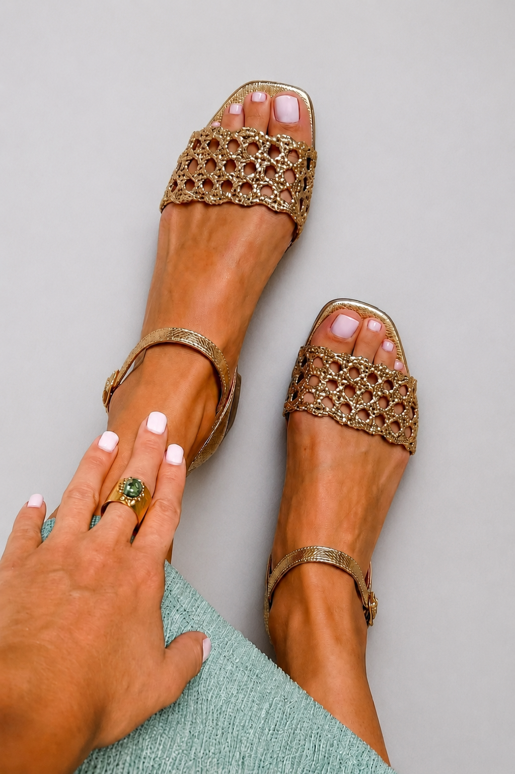 Aurora | Sandalias Doradas para un Encanto Veraniego