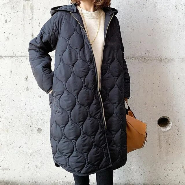 PRISCILLA™ | PARKA CON CAPUCHA Y DETALLES CUIDADOSOS