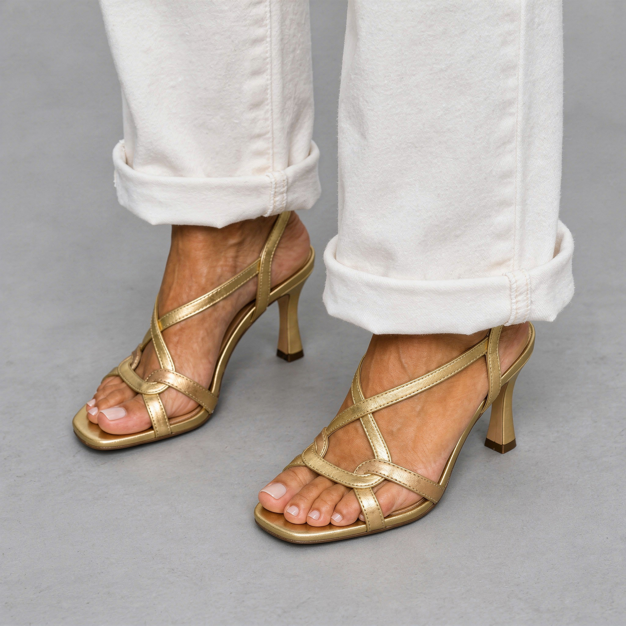 Elisabeta | Sandalias Doradas para un Verano Encantador