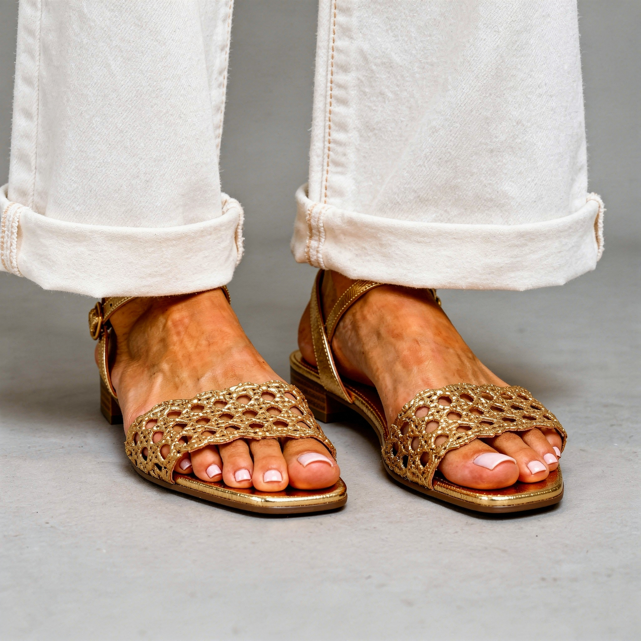 Aurora | Sandalias Doradas para un Encanto Veraniego